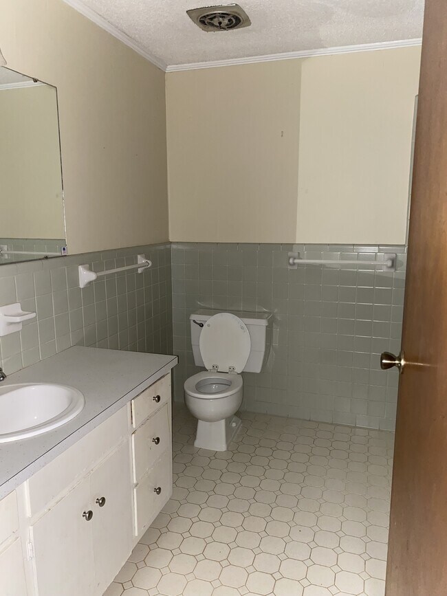 Building Photo - 1305 N Eufaula Ave