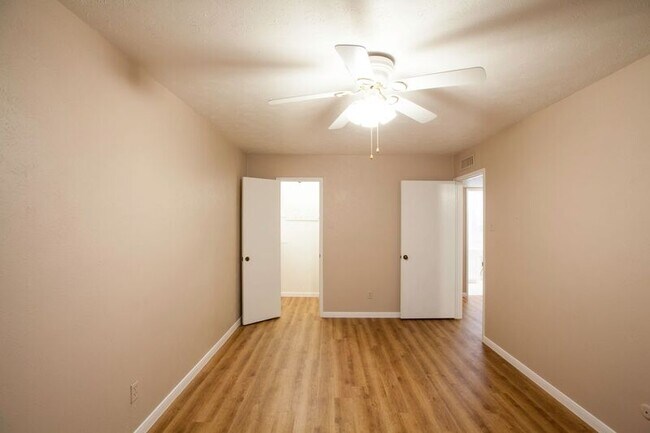 Building Photo - 921 Mossvine Dr