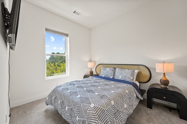 Building Photo - 1517 D Vermont St