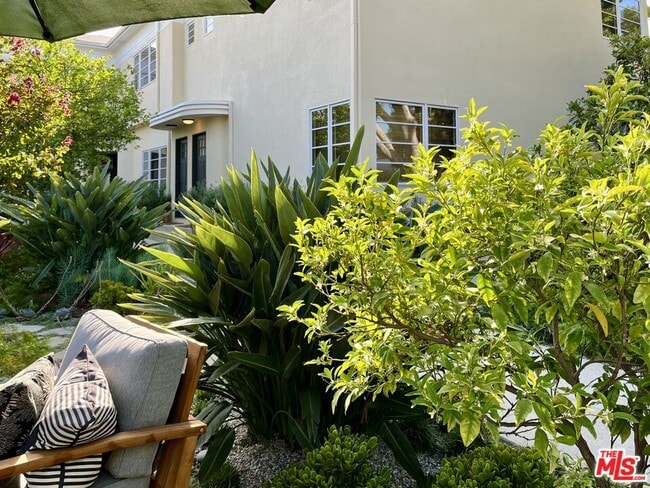 Building Photo - 466 N Harper Ave