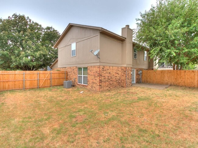 Building Photo - Just remodeled Duplex Home
