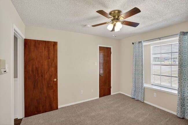 Building Photo - Spacious 3 Bedroom + Office Home with Two Living Areas – Quiet Cul-de-Sac – Available April 1