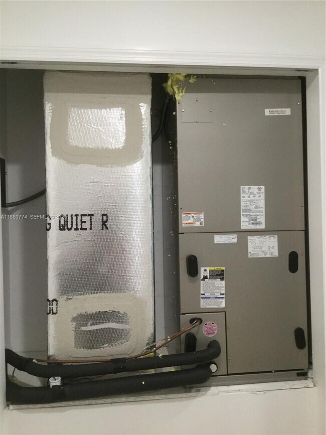 Building Photo - 1855 17th Ave SW