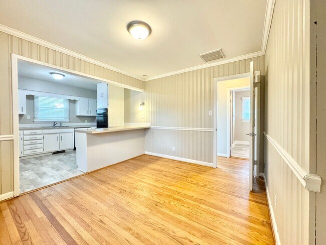 Building Photo - Charming 2BR with Refinished Hardwoods