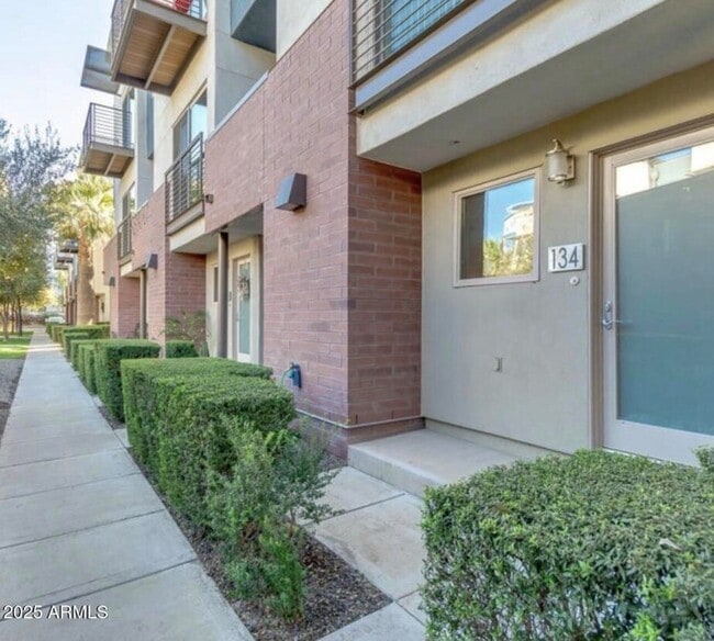 Building Photo - 525 W Lakeside Dr