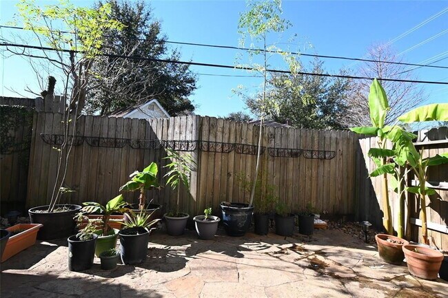 Building Photo - 3 Bed Single-Family Home in Timbergrove Terrace 77008 in Gated Community
