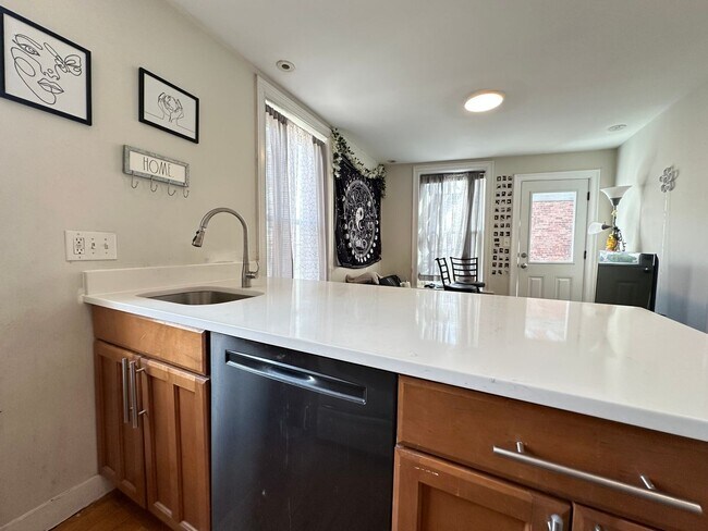 Building Photo - Really niceeee 4 bed in Mission Hill