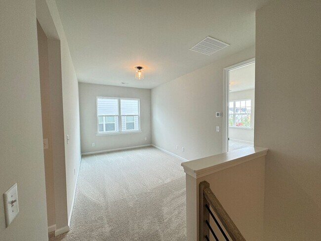 Building Photo - Built in 2024 End Unit with very convenien...