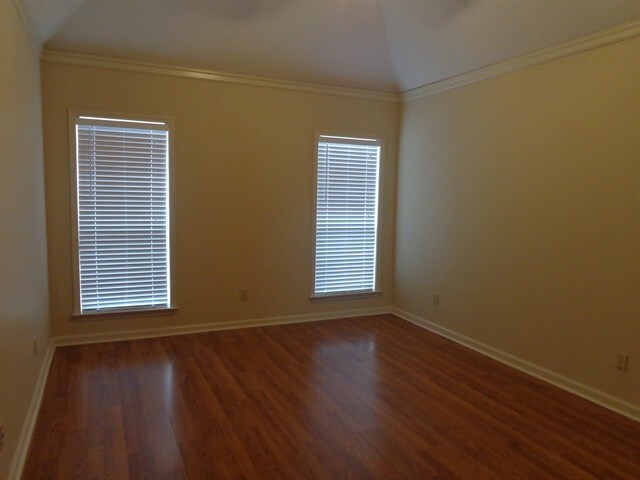 Building Photo - 290 Oaks Edge