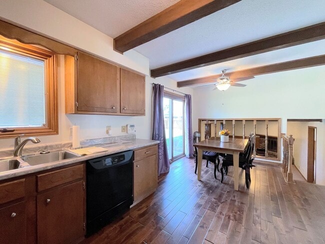 Building Photo - Updated 3 bed 2 bath home in great neighbo...