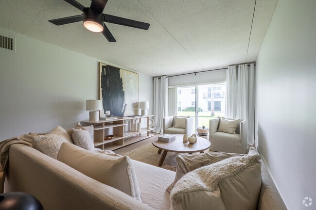 1BR, 1BA - 720SF - Living Room - Bayside 76