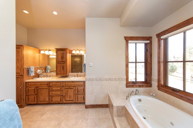 Building Photo - 1124 Heritage Dr