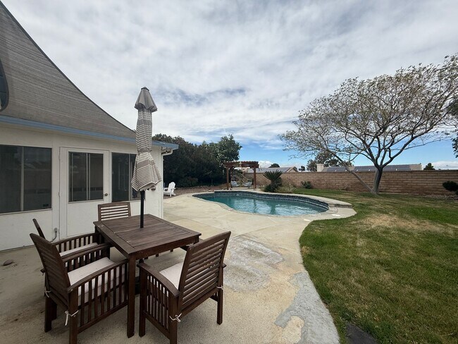 Building Photo - Quartz Hill 3 Bedroom 2 Bathroom