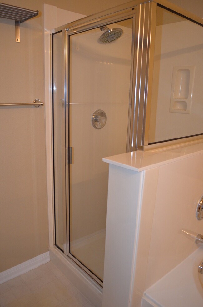 Building Photo - 2611 Echo Dr