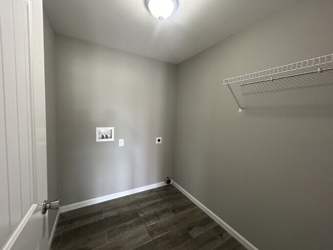 Building Photo - 2BD 2BA DUPLEX IN BAXTER