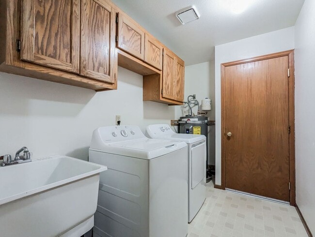 Building Photo - **Move-In Special** Beautiful 3 bed, 2.5 bath Rambler w/ New Carpet Throughout!