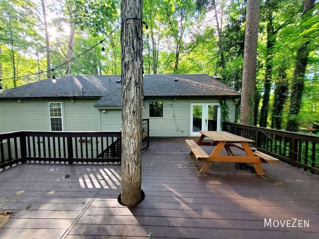 Building Photo - Single Family Home on private wooded lot