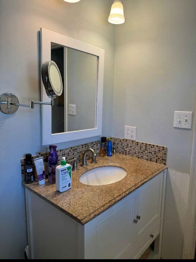 Building Photo - 211 Summers Ct