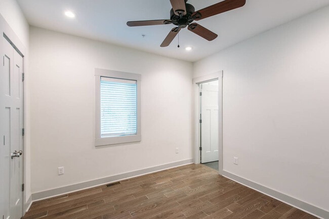 Building Photo - 10 Orrs