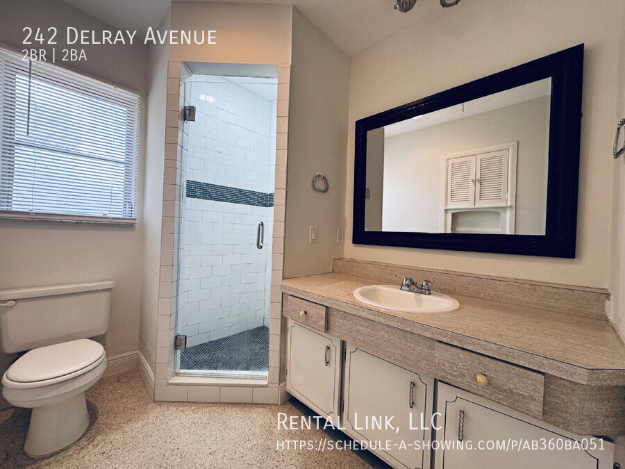 Building Photo - 242 Delray Ave