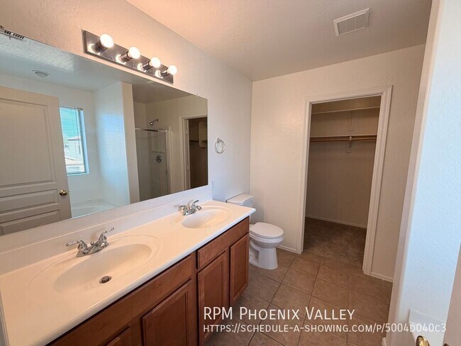 Building Photo - 422 E Saddle Way