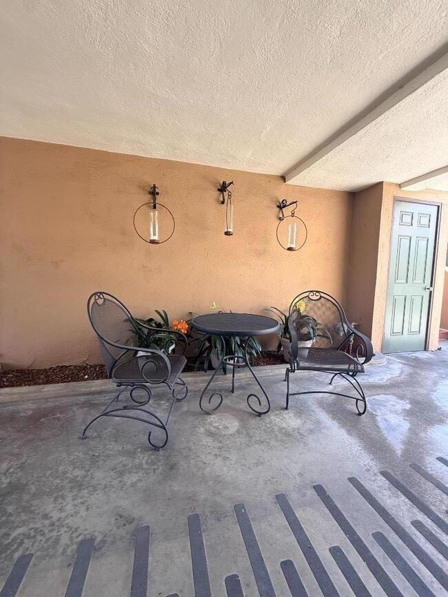 Building Photo - 666 Hope St