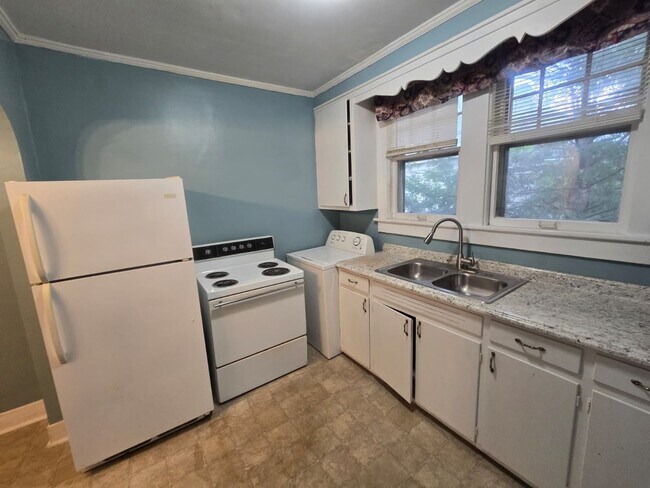Building Photo - Charming Historic 2BR Apartment with Garag...