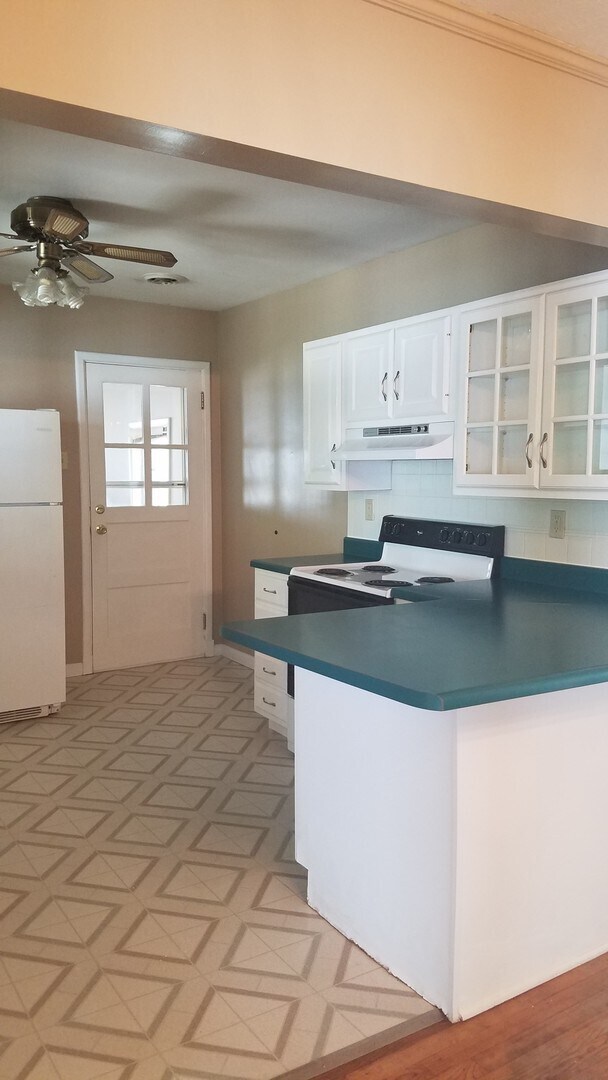 Building Photo - Charming Three-Bedroom Home Near Universit...