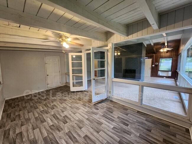 Building Photo - 4001 Calhoun Dr