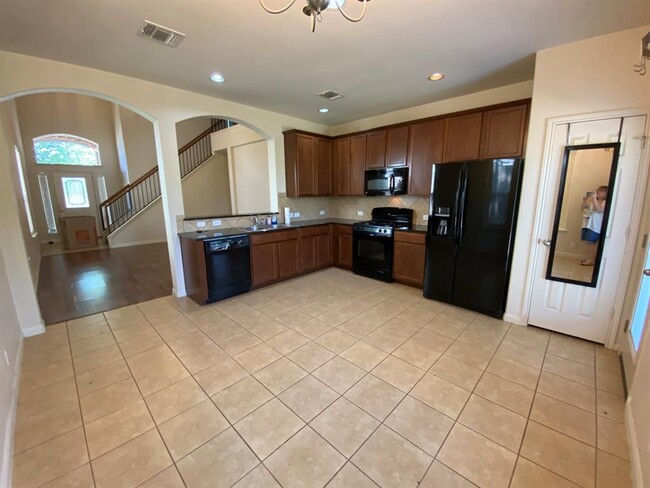 Building Photo - 2221 Nestlewood Dr