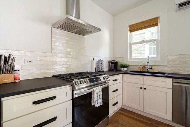 Building Photo - 1605 NW 23rd Ave