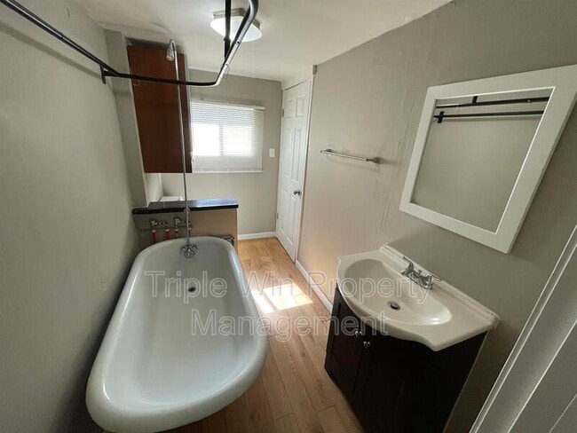 Building Photo - 4831 Oldenburg Ave