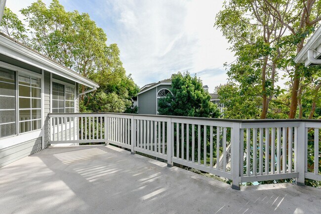 Building Photo - Remodeled 3 Bed Penthouse Condo
