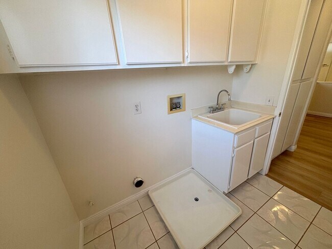 Building Photo - Very clean and upgraded 4 bedroom home in Buena Park