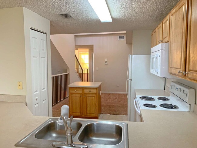 Building Photo - 3BR | 2 BA | 1-Car Las Palmas Townhome