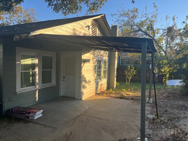 Building Photo - 2015 Grayson St