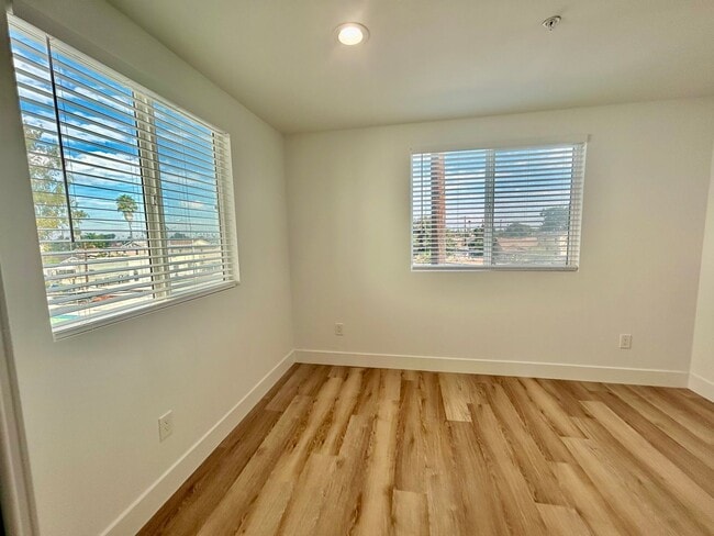 Building Photo - NewB La T 8418