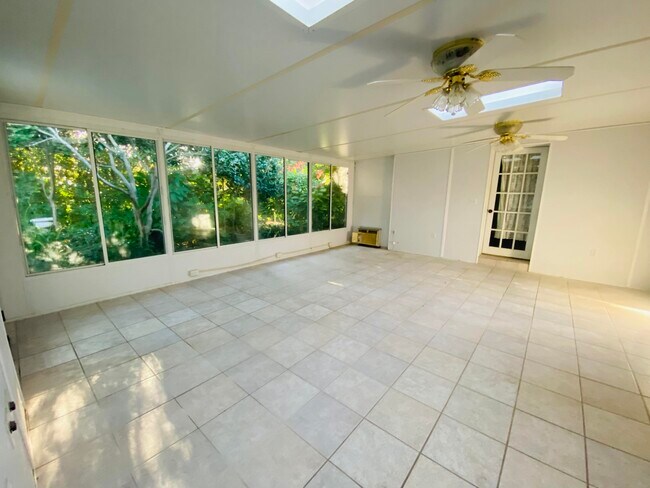 Building Photo - 23 Waynel Cir SE