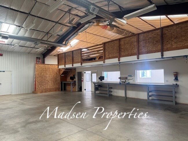 Building Photo - 1115 E Ewald Ct