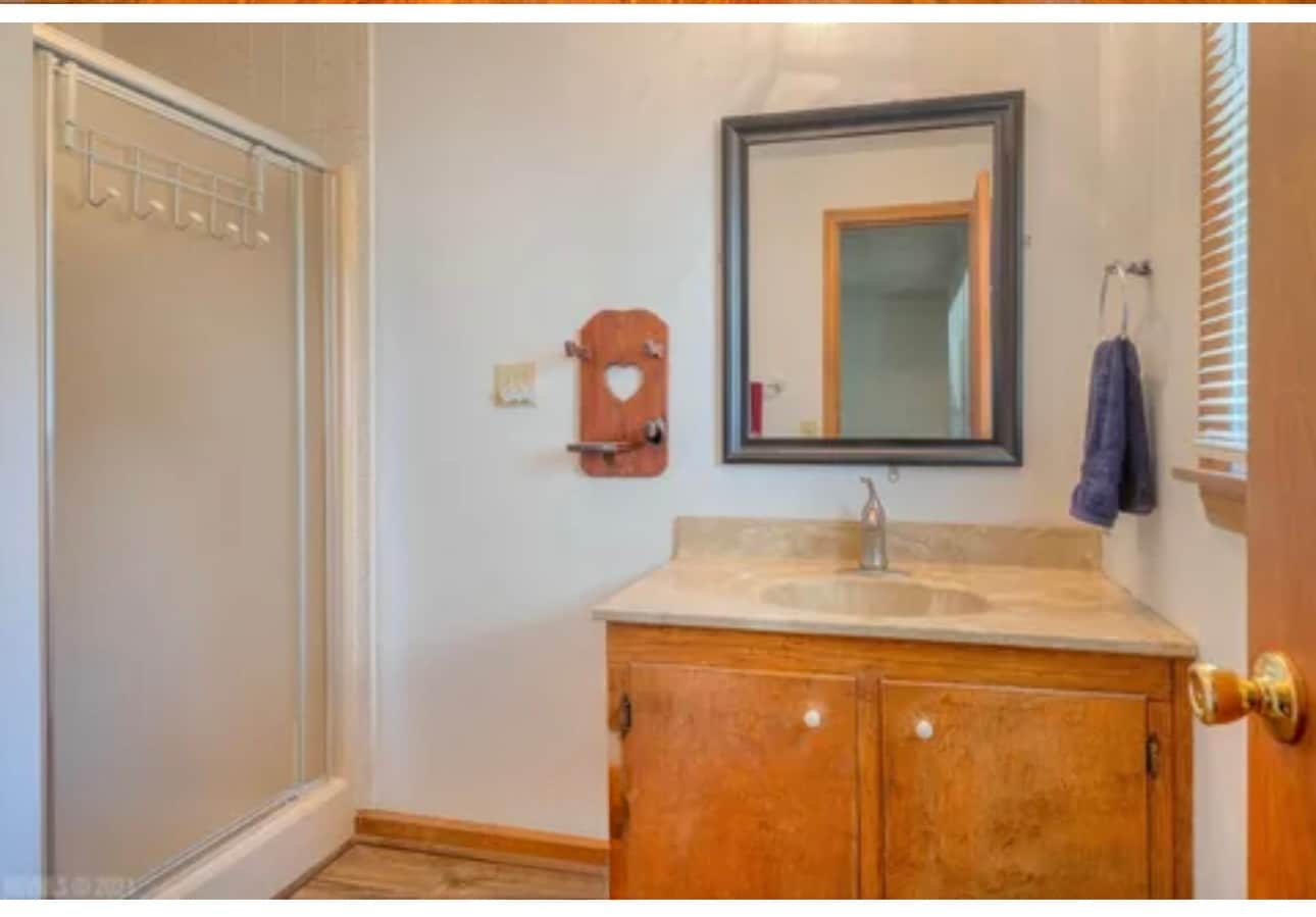 Ensuite bath with shower - 5163 Whitethorne Rd