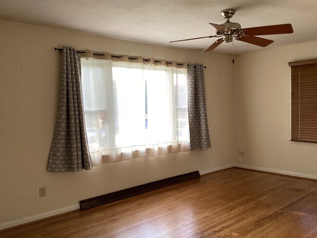 Building Photo - Roomy Updated Home in Established Neighbor...