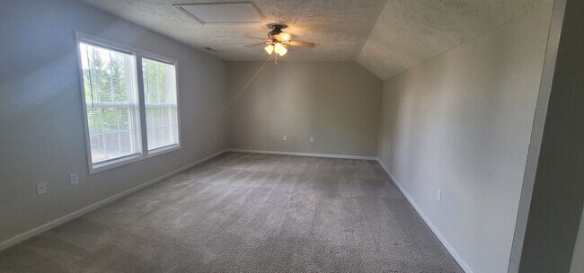 Building Photo - New Listing