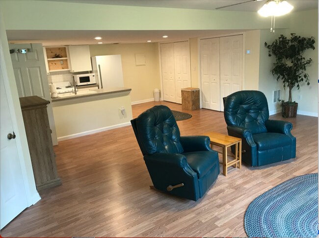 Building Photo - 99 Woodside S Ln