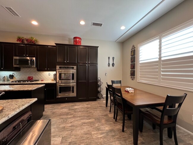 Building Photo - 115 Romanza Ln
