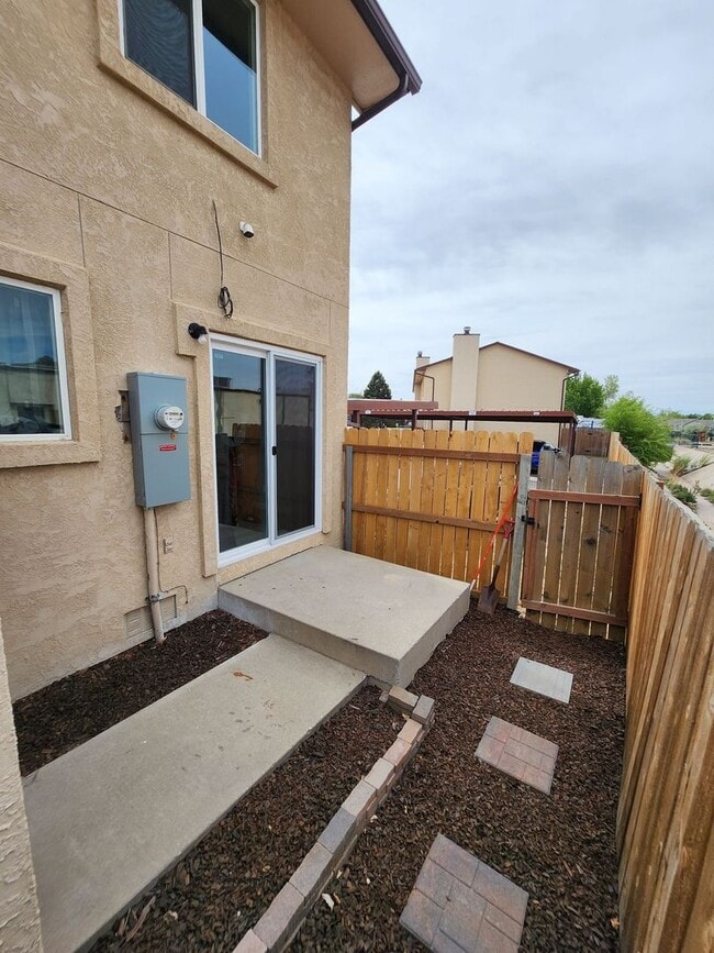 Building Photo - Welcome To This Beautifully Updated 2 Bed Townhome