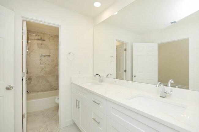Building Photo - 2050 Augusta Dr