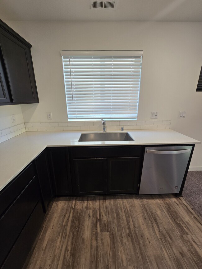 Building Photo - 903 Vine Maple Dr SE