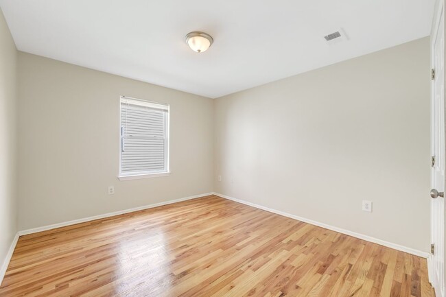 Building Photo - 14 Birks Pl
