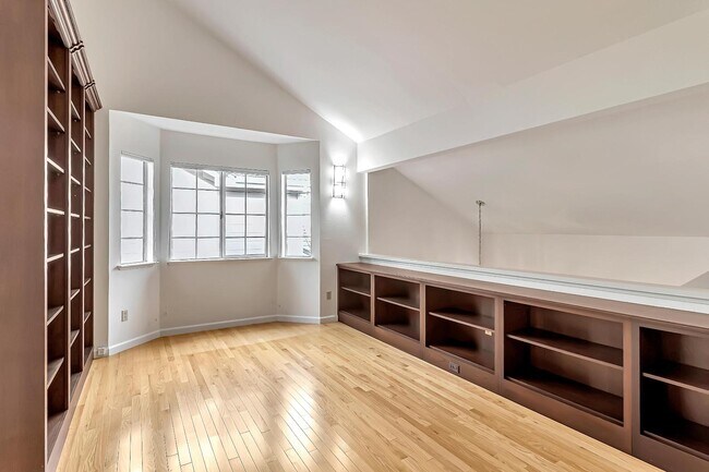 Building Photo - 302 Tadley Ct