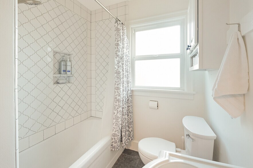 Building Photo - 2323 SE Pine St